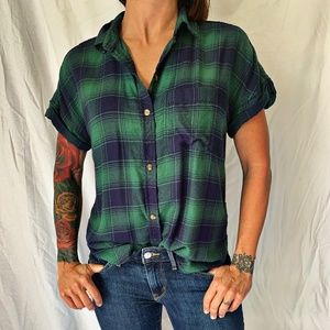 AMERICAN EAGLE~SOFT~PLAID~SHORT SLEEVE~SMALL